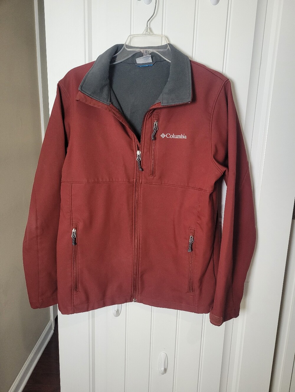 Columbia Men's Jacket in Burgundy with Gray Collar. Size M
